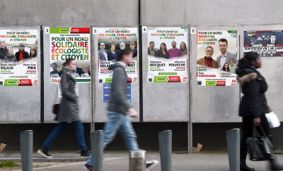 Mise en scène des affiches sur des panneaux électoraux